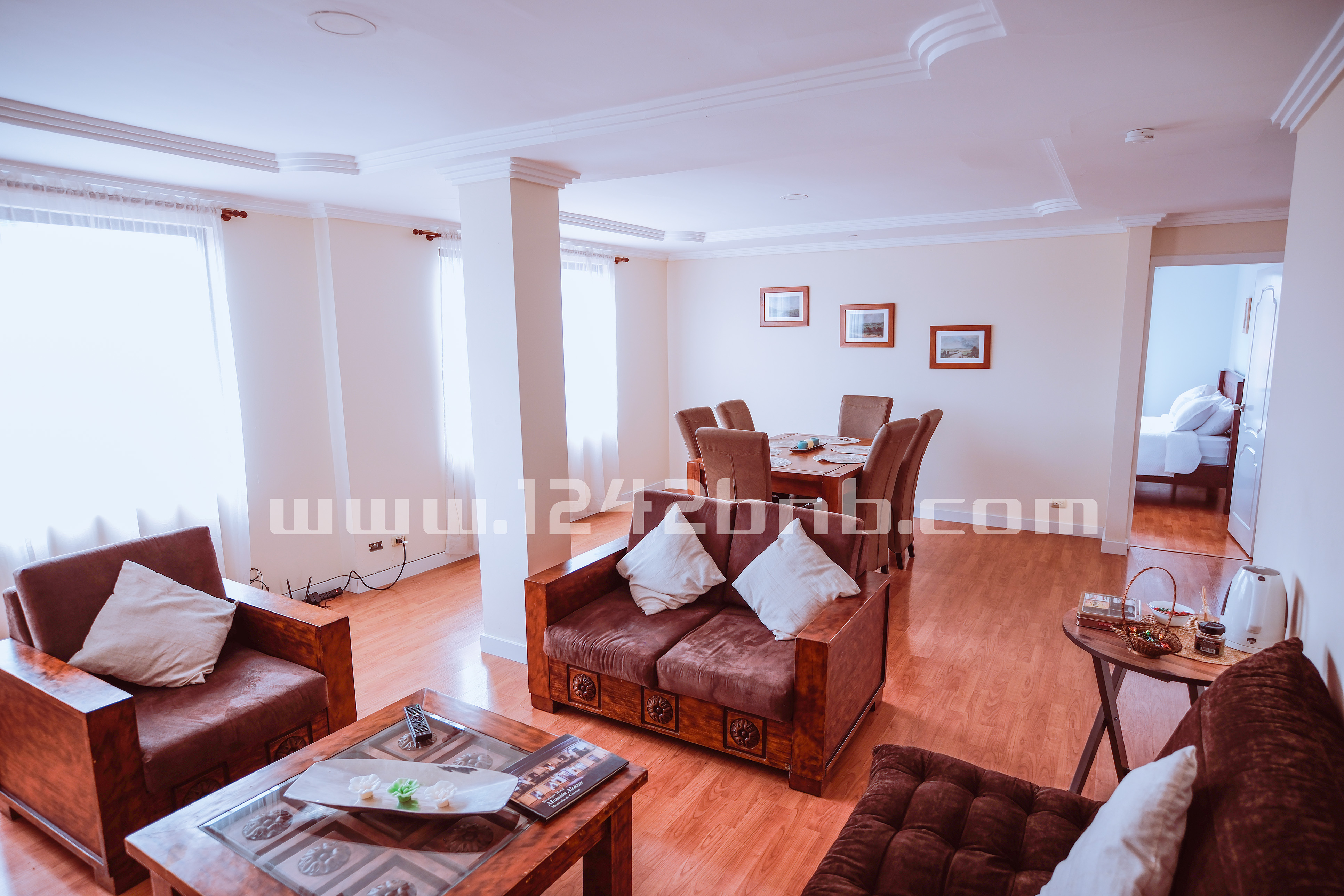 Sala impecable de una unidad 1242bnb tras la limpieza